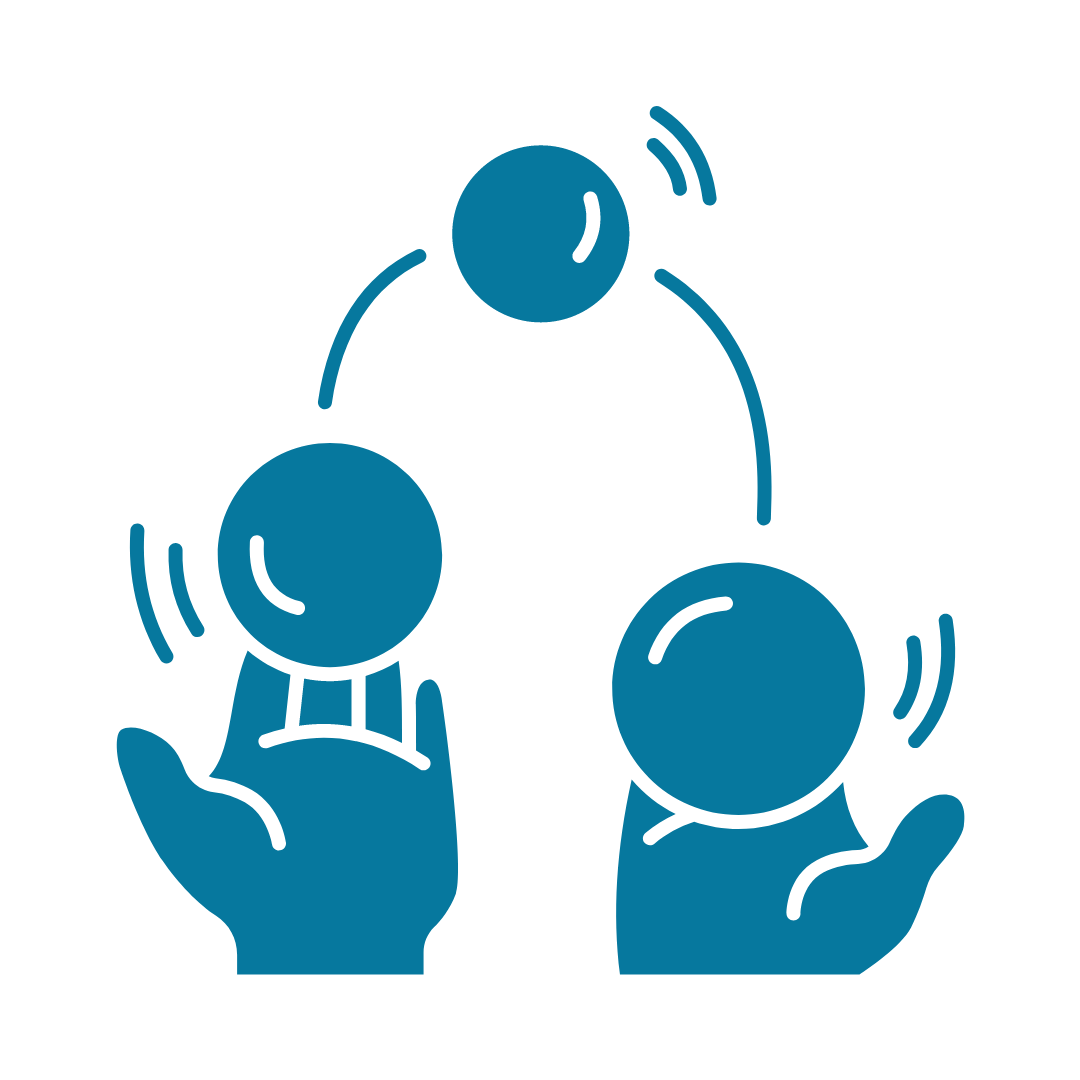 Grafik mit einem Icon, das zwei Hände darstellt, die drei Bälle jonglieren. Das Icon symbolisiert die vielfältigen Erfahrungen von Sarah Schückel.
