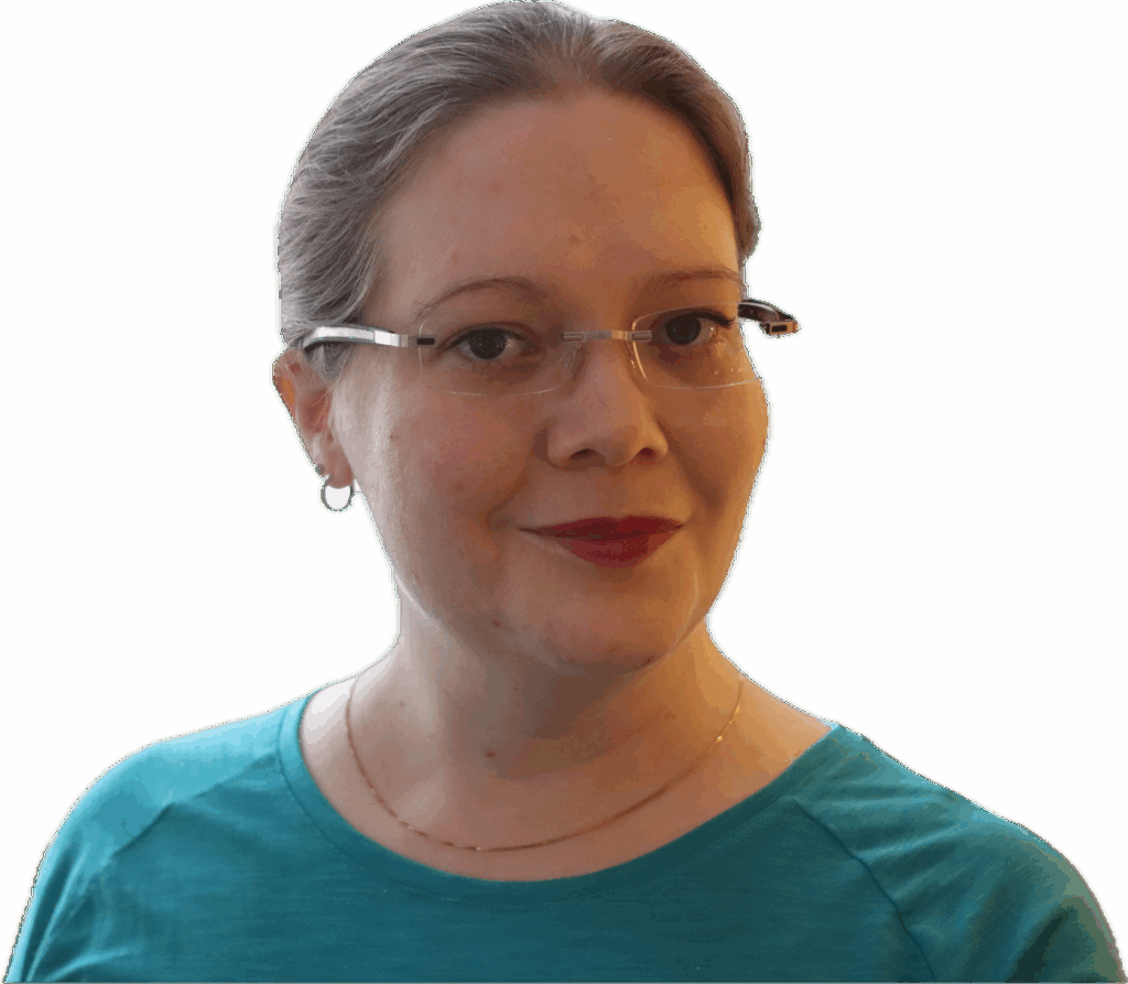 Sarah lächelt verschmitzt in die Kamera.